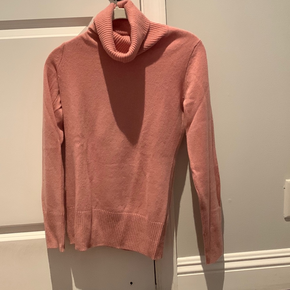 J. crew 100% cashmere turtle neck.  Size xs.  Pink color